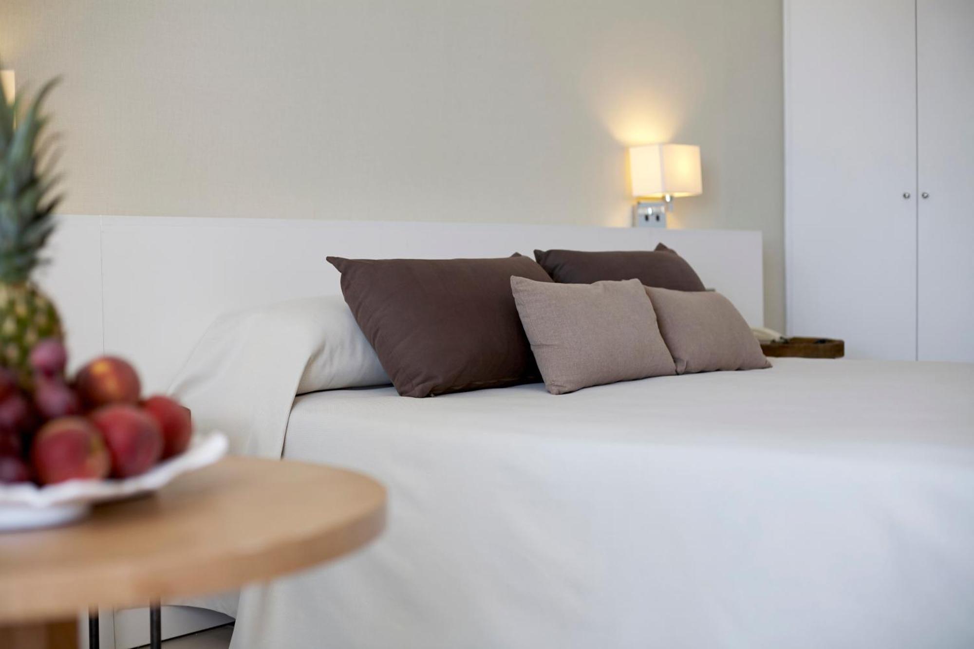 Hotel Tres Torres Santa Eularia des Riu Camera foto